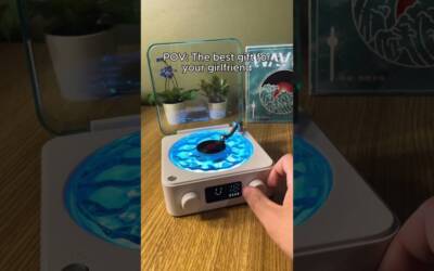 This is the best gift for you girlfriend/boyfriend! #couple #gift #asthetic #vinyl #speaker #light